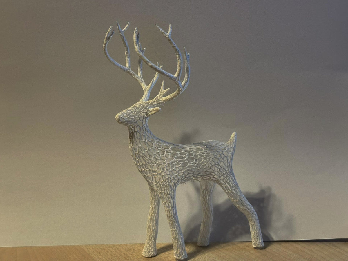 Rentierfigur mit Voronoi-Muster für Weihnachten