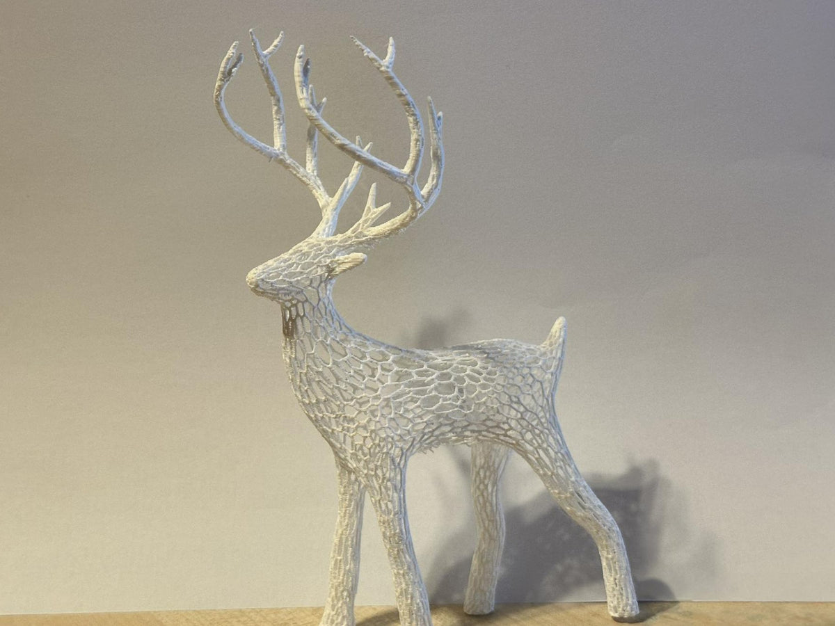 Rentierfigur mit Voronoi-Muster für Weihnachten