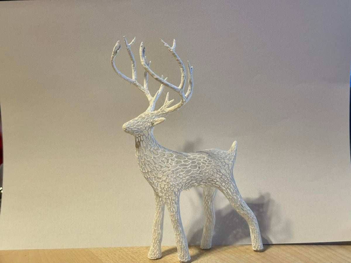 Rentierfigur mit Voronoi-Muster für Weihnachten