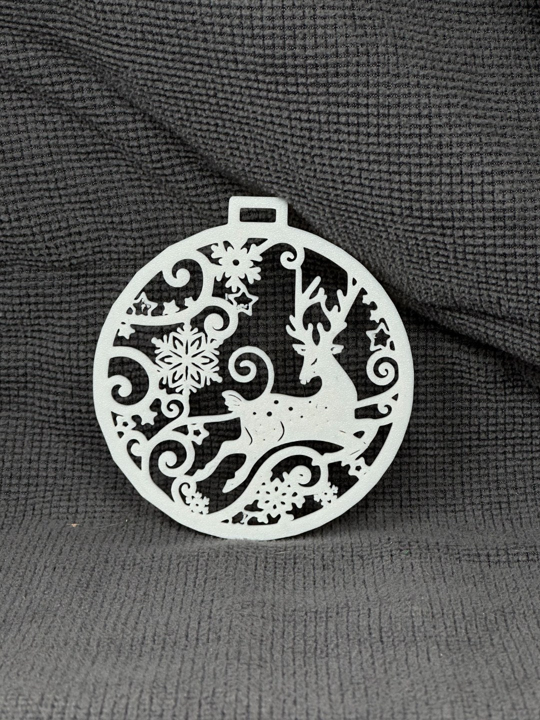 Runder Christbaumschmuck mit fliegenden Rentieren und Schneeflocken