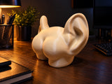 Deko-Figur Po mit Ohren von der Seite auf einem Schreibtisch