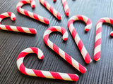 Acht zweifarbige Zuckerstangen für den Weihnachtsbaum
