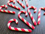Acht zweifarbige Zuckerstangen für den Weihnachtsbaum