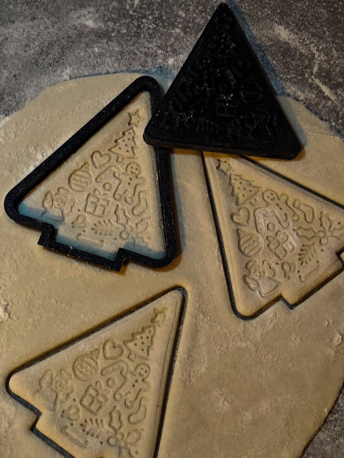 Plätzchenausstecher in Tannenbaumform mit Stempel