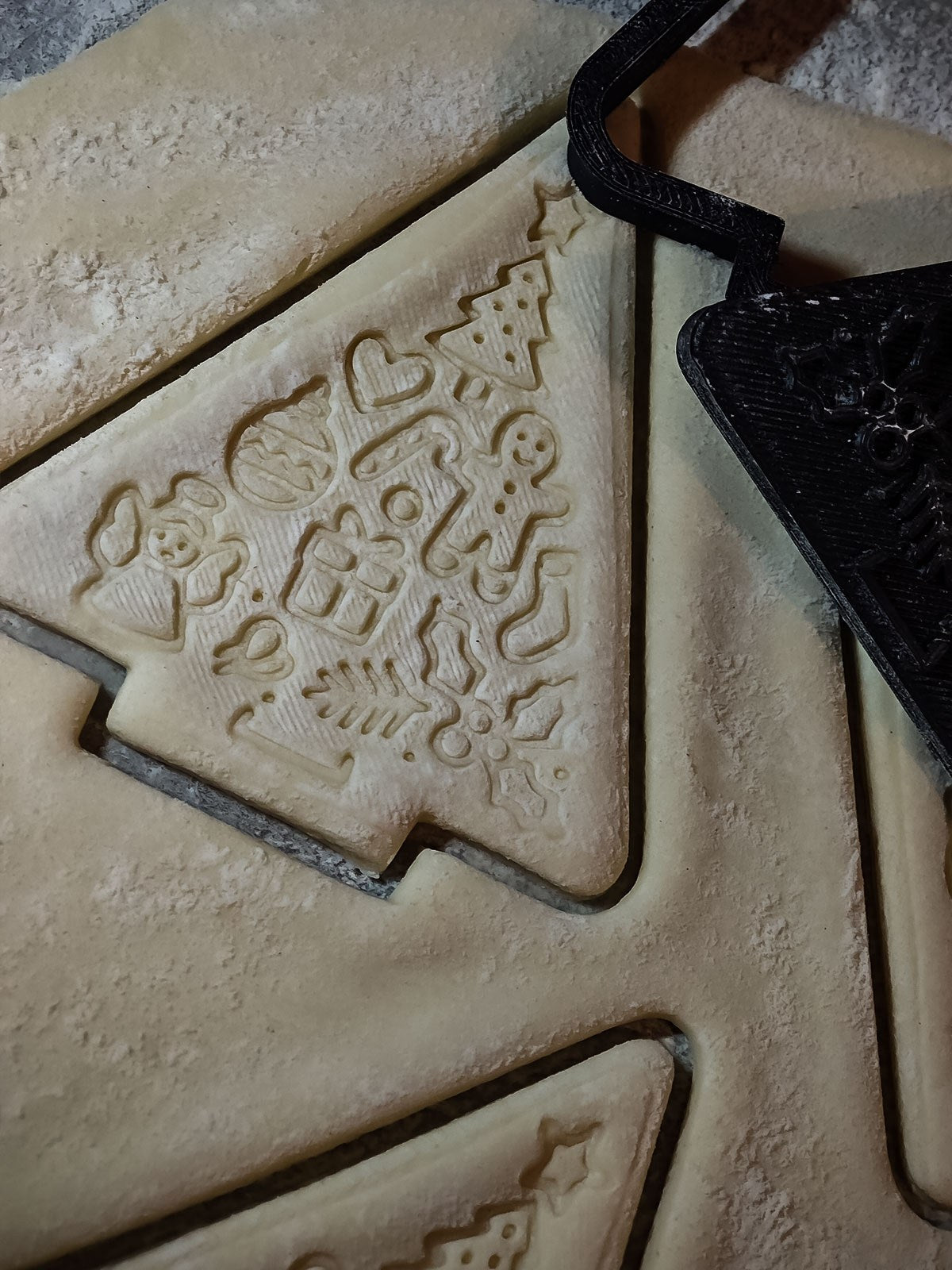 Plätzchenausstecher in Tannenbaumform mit Stempel