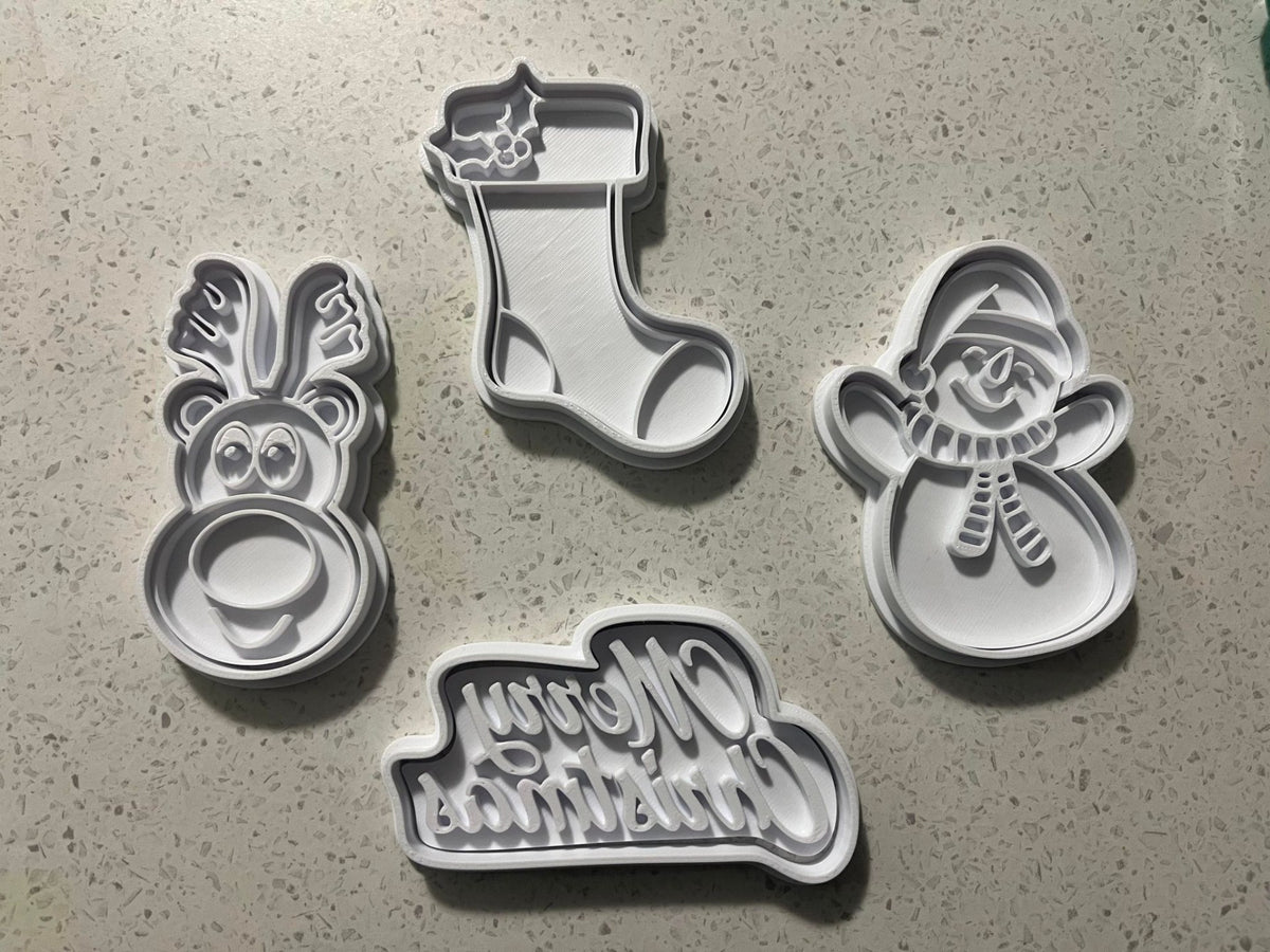 Plätzchenausstecher und Stempel mit Schneemann, Rentier und Weihnachtsstrumpf