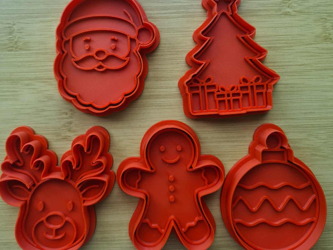 Plätzchenausstecher mit traditionellen Weihnachtsmotiven