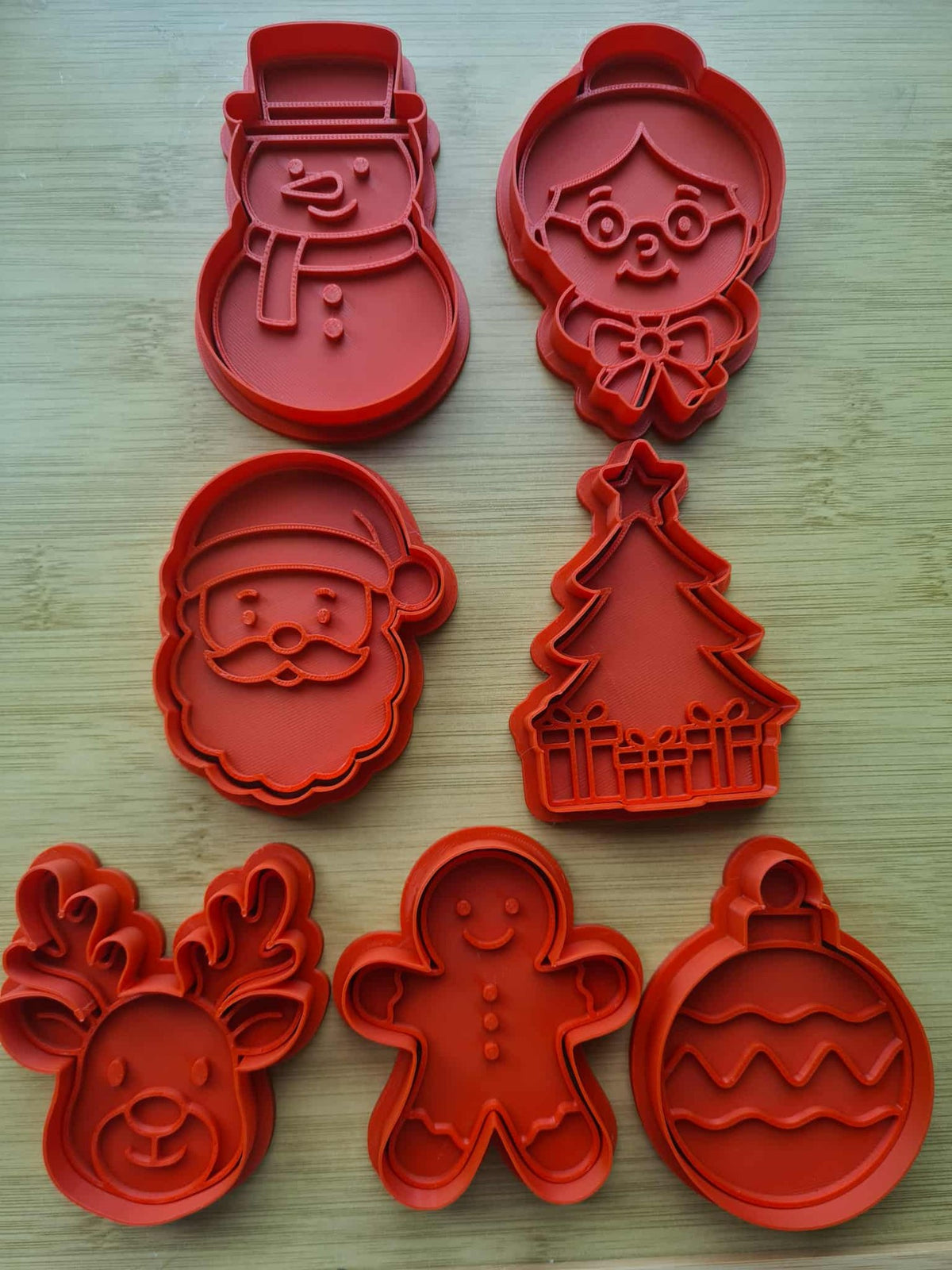 Plätzchenausstecher mit traditionellen Weihnachtsmotiven