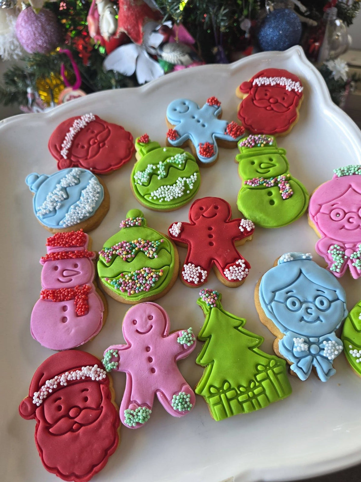 Plätzchenausstecher mit traditionellen Weihnachtsmotiven