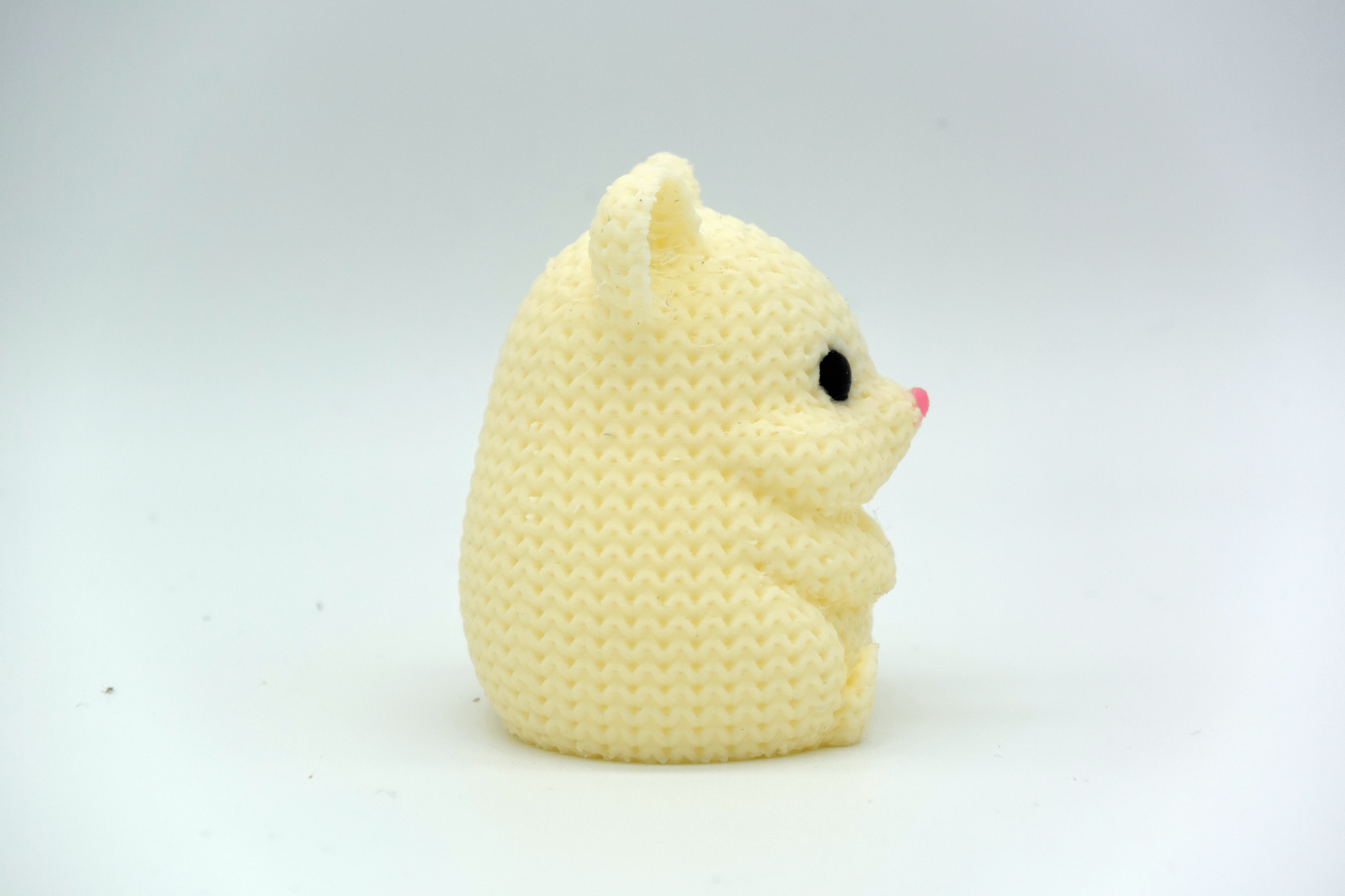 Close-up of a knitted hamster figure with a soft crochet-look texture, small round eyes and nose, 49 DKK