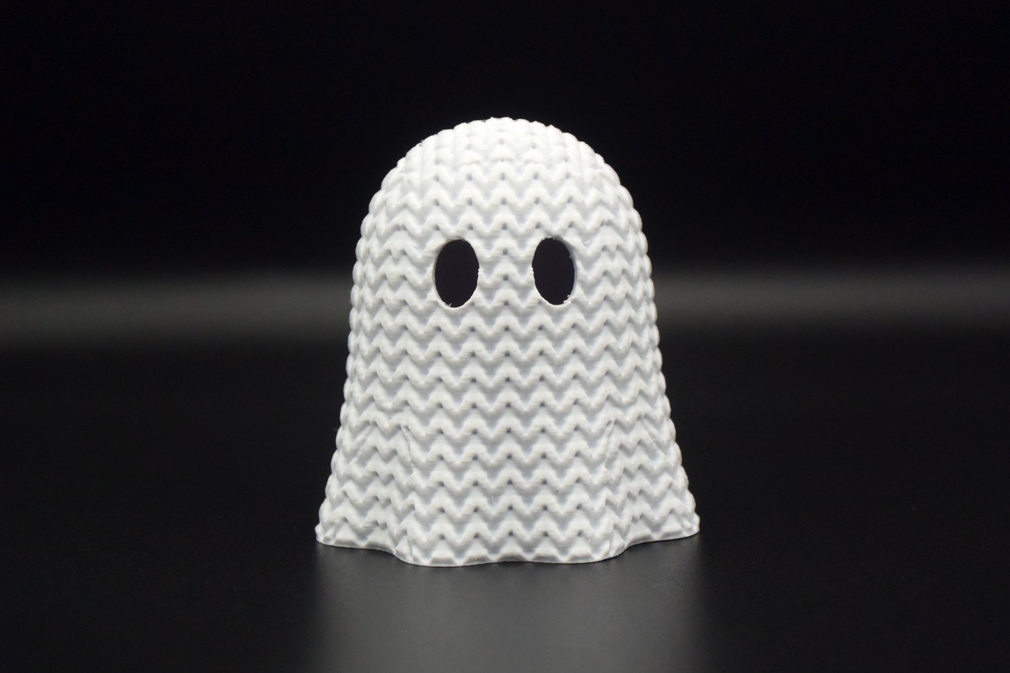 Close-up of a knitted Halloween ghost decoration with open crochet-look texture, 49 DKK at Cool3d.dk