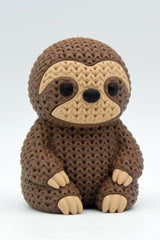 Close-up of a knitted sloth figurine with a soft crochet-look texture in warm tones, approx. 10 cm