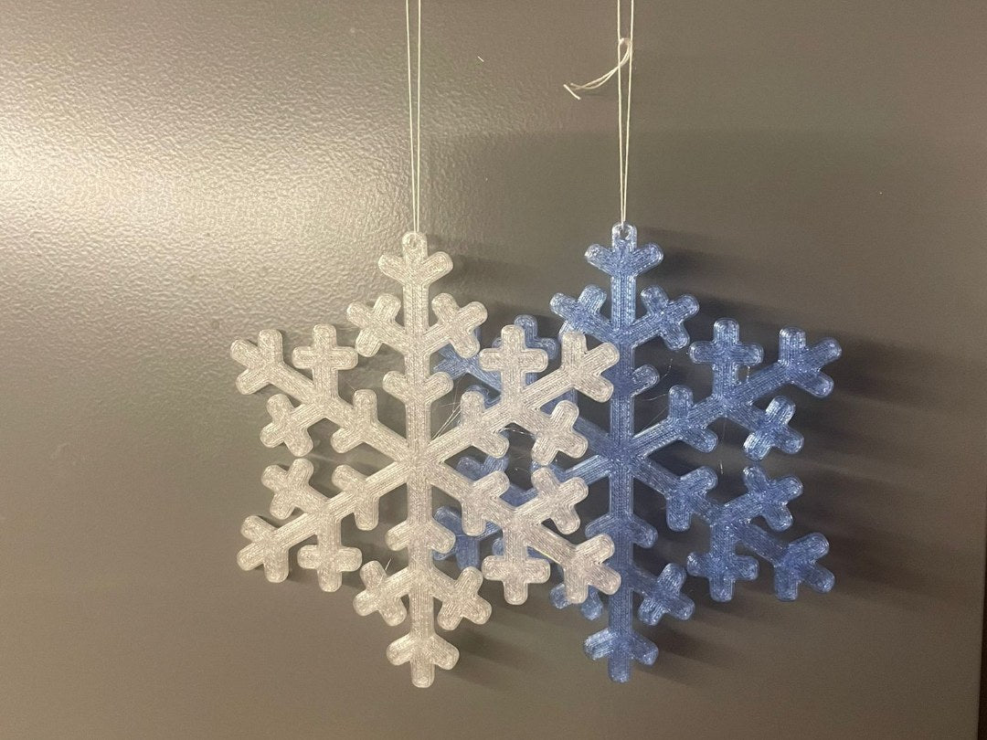 Schneeflocke als Christbaumschmuck mit Loch für einen Haken