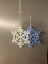 Schneeflocke als Christbaumschmuck mit Loch für einen Haken
