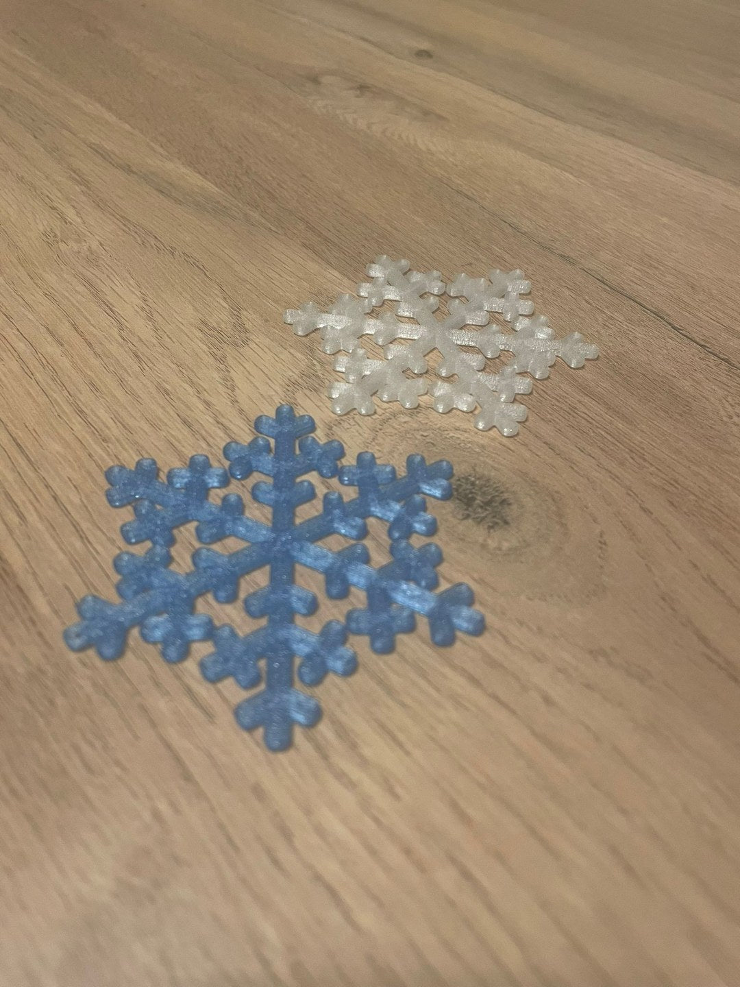 Schneeflocke als Christbaumschmuck mit Loch für einen Haken