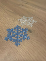 Schneeflocke als Christbaumschmuck mit Loch für einen Haken