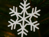 Detaillierte Schneeflocke mit Aufhängeloch