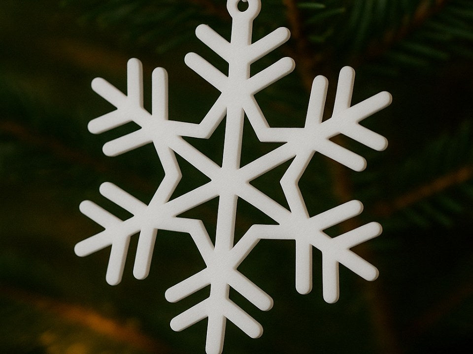 Detaillierte Schneeflocke mit Aufhängeloch