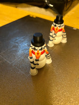 Kleine Schneemannfigur in mehreren Farben