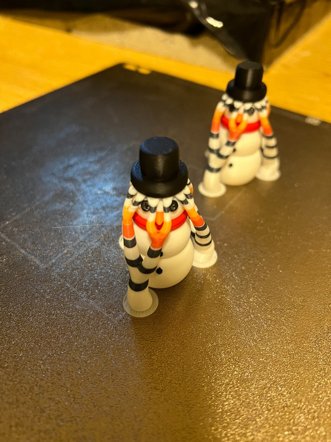 Kleine Schneemannfigur in mehreren Farben