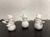 Schneemannfigur mit Schal, Handschuhen und Hut