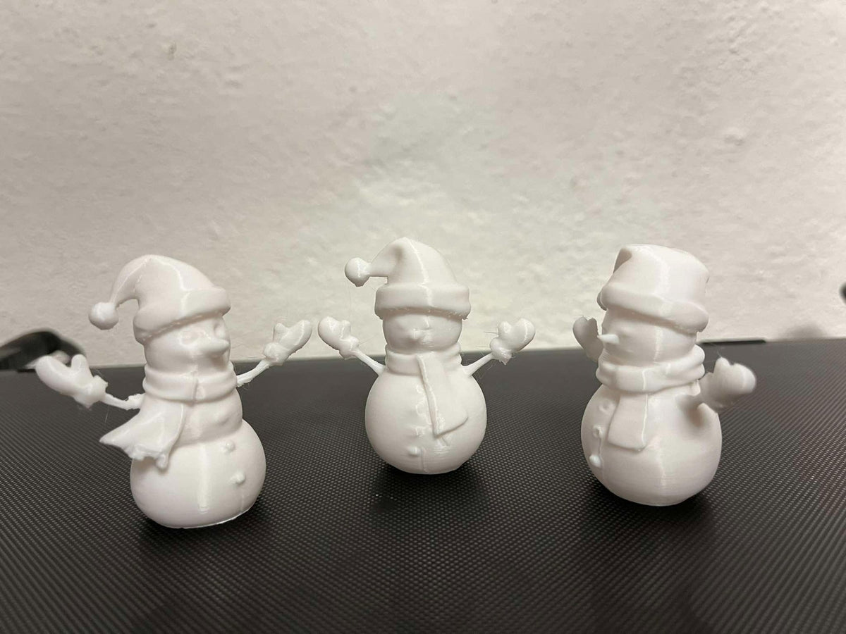 Schneemannfigur mit Schal, Handschuhen und Hut