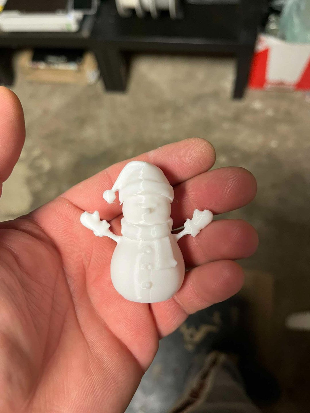 Schneemannfigur mit Schal, Handschuhen und Hut