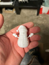 Schneemannfigur mit Schal, Handschuhen und Hut