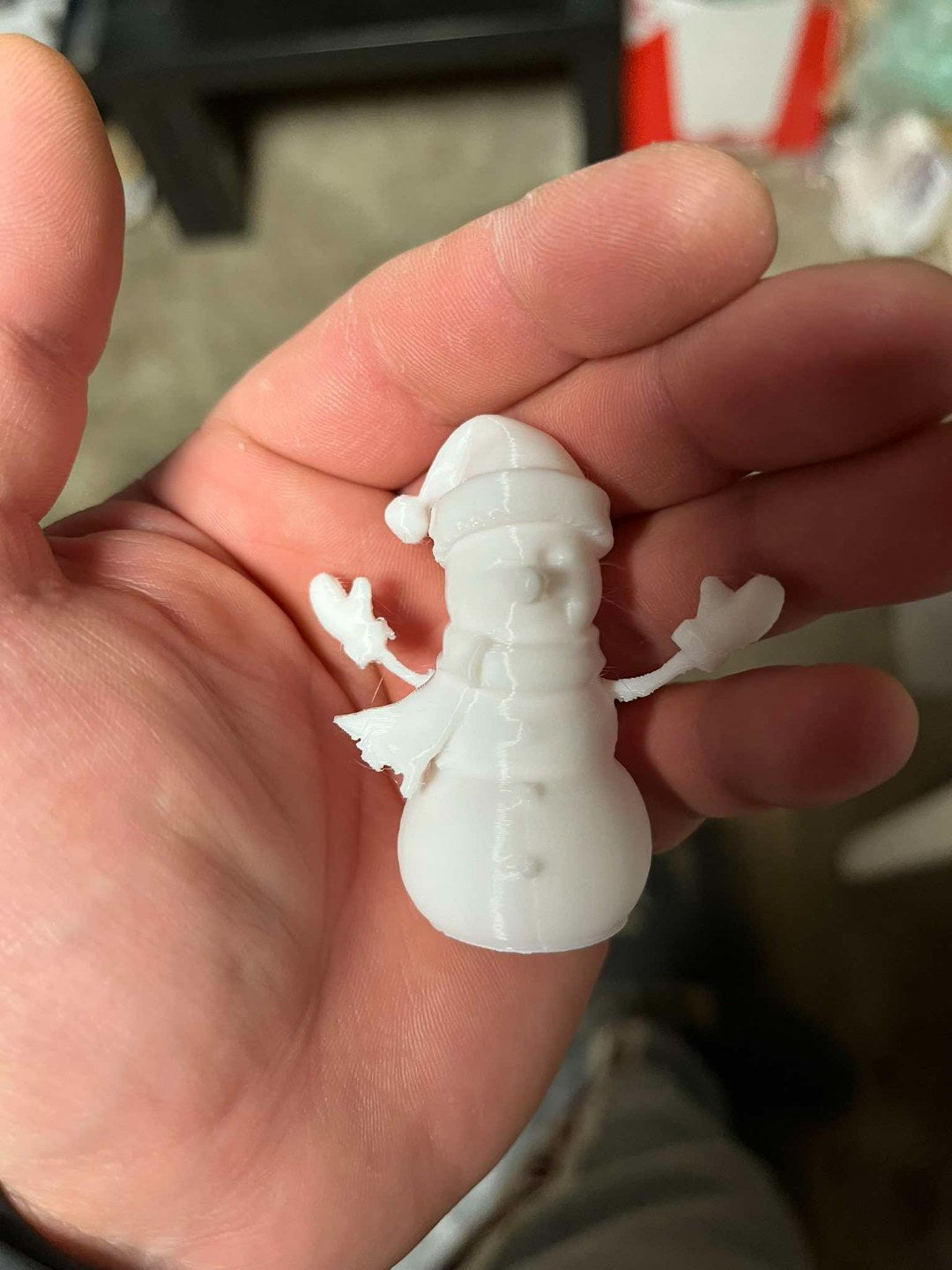 Schneemannfigur mit Schal, Handschuhen und Hut