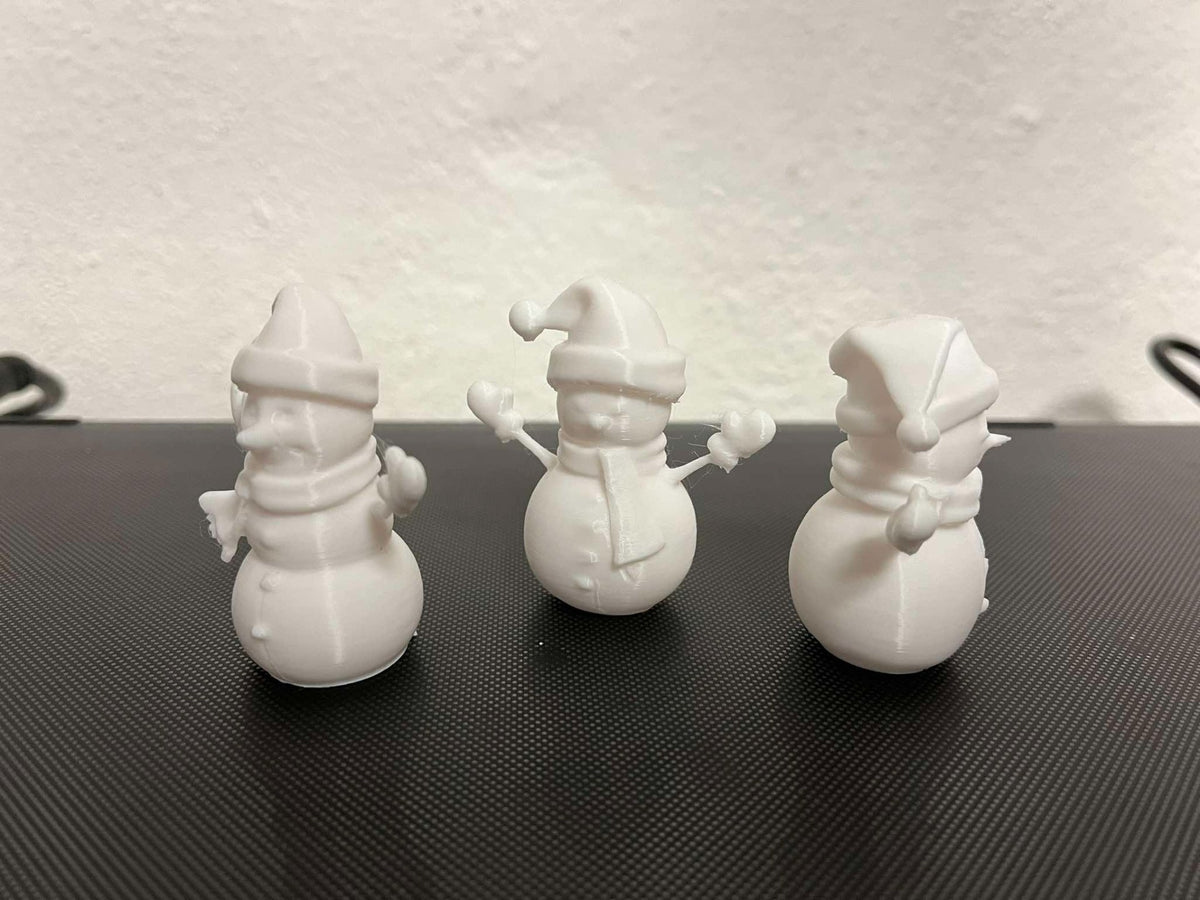 Schneemannfigur mit Schal, Handschuhen und Hut