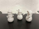 Schneemannfigur mit Schal, Handschuhen und Hut