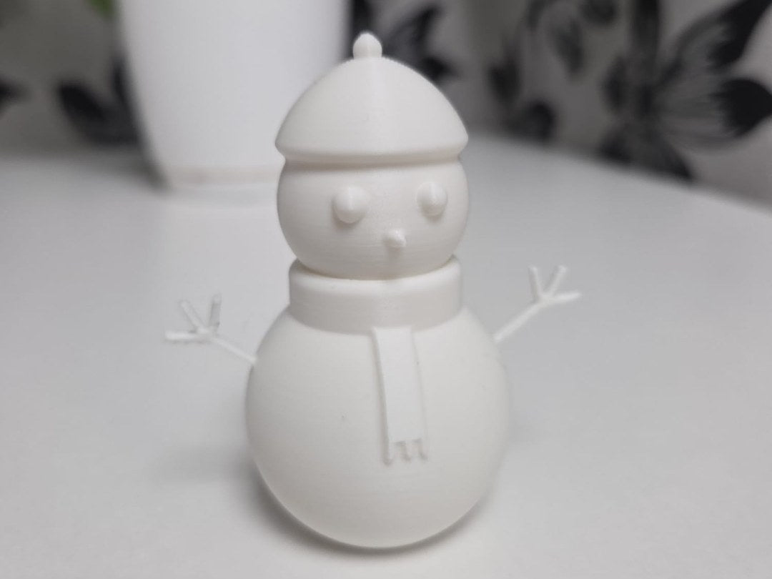 Minimalistische Schneemannfigur mit Lächeln