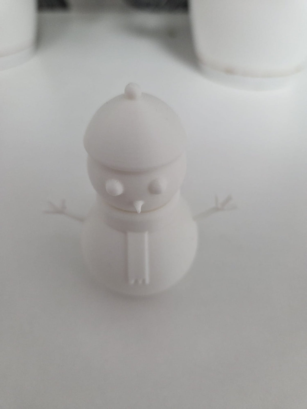 Minimalistische Schneemannfigur mit Lächeln