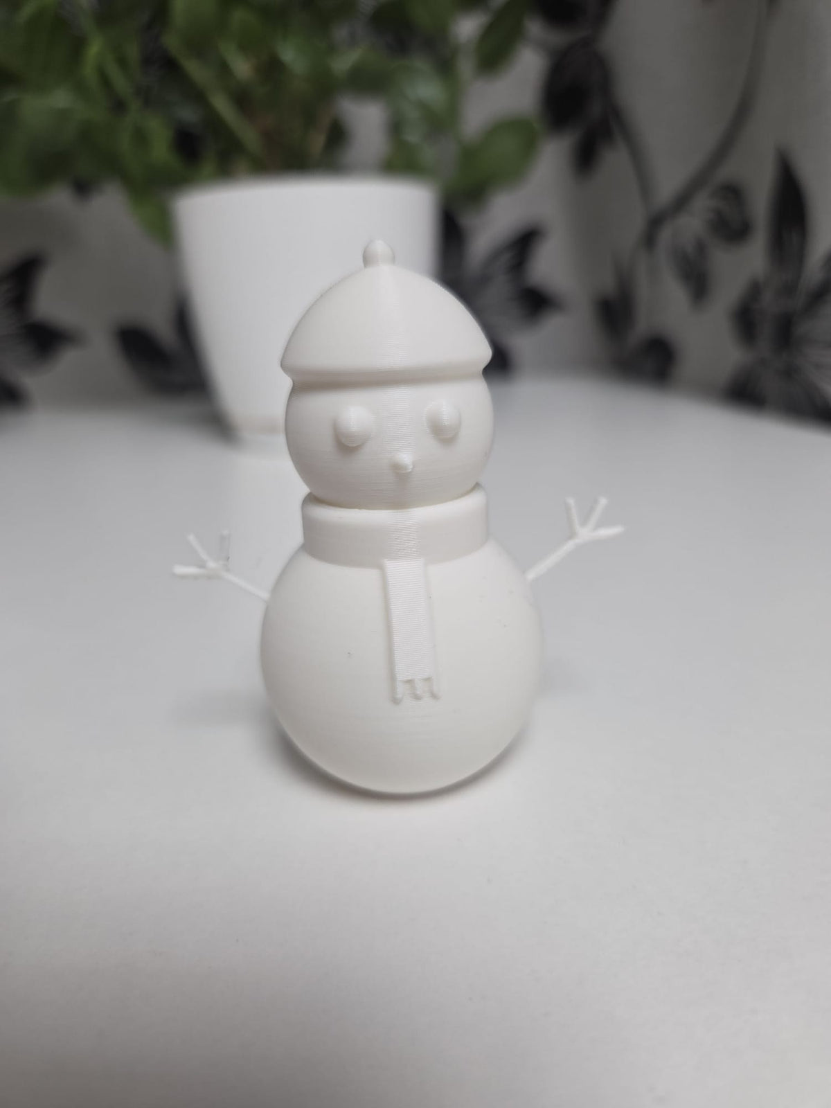Minimalistische Schneemannfigur mit Lächeln