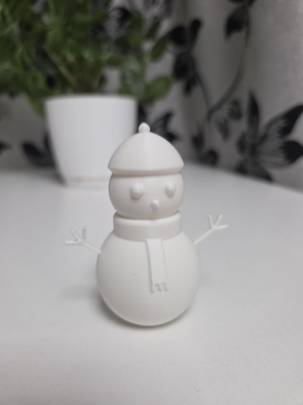 Minimalistische Schneemannfigur mit Lächeln