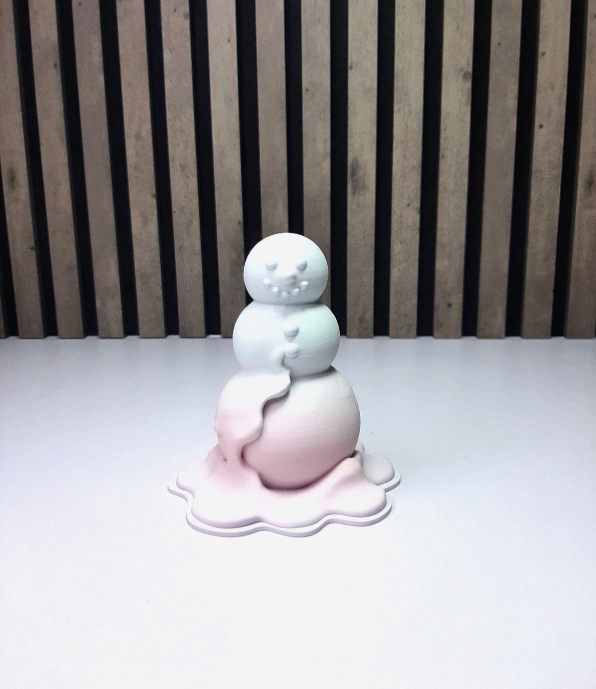 Moderne Figur eines schmelzenden Schneemanns