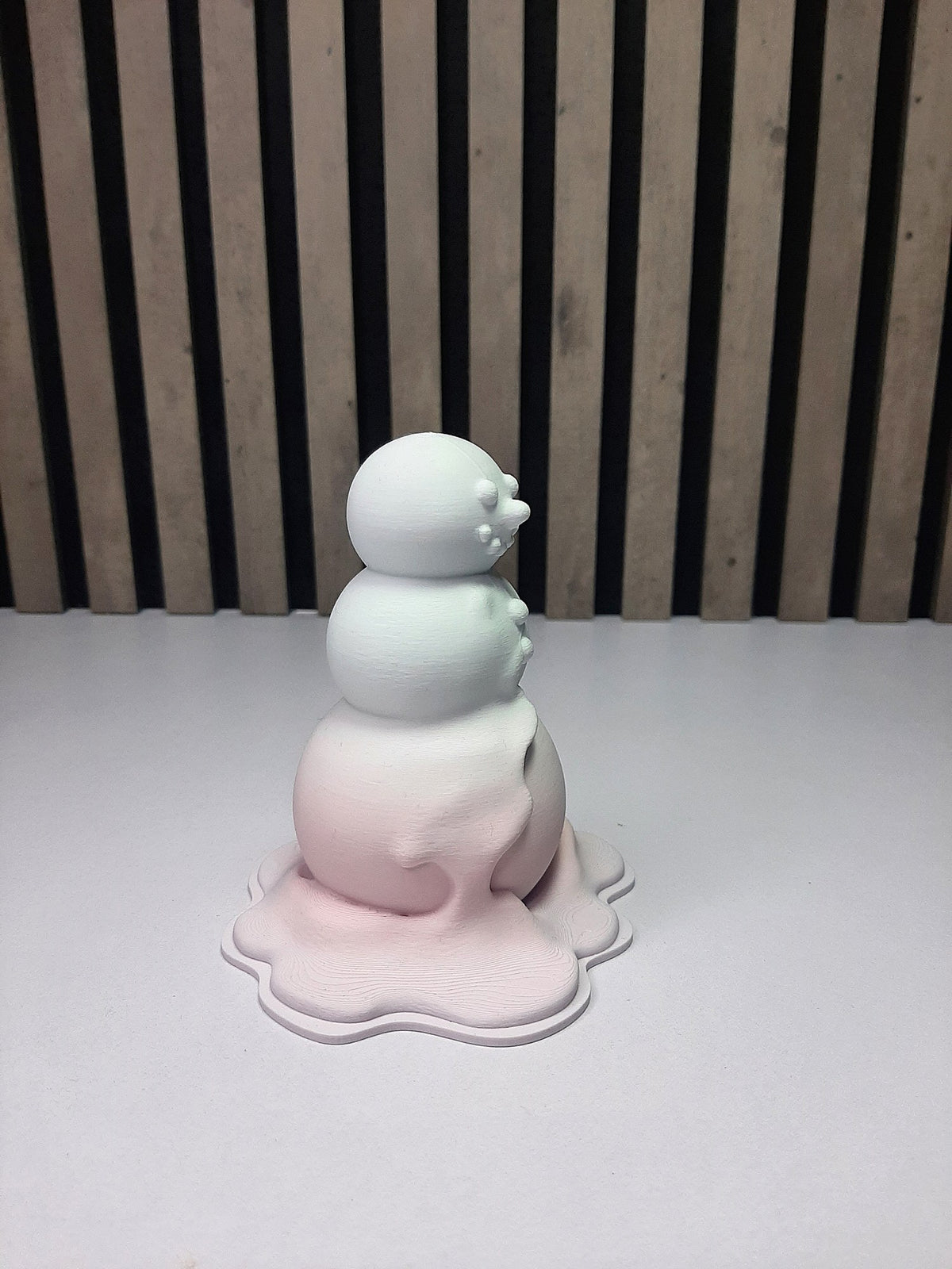 Moderne Figur eines schmelzenden Schneemanns