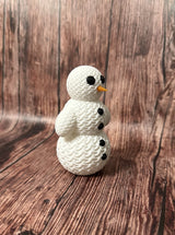 Süße Schneemannfigur in Strickoptik