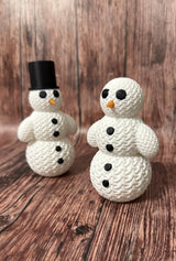 Süße Schneemannfigur in Strickoptik