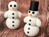 Süßer gestrickter Schneemann mit Hut
