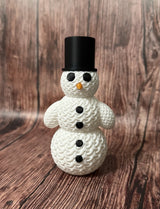 Süßer gestrickter Schneemann mit Hut