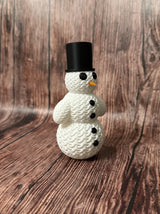 Süßer gestrickter Schneemann mit Hut