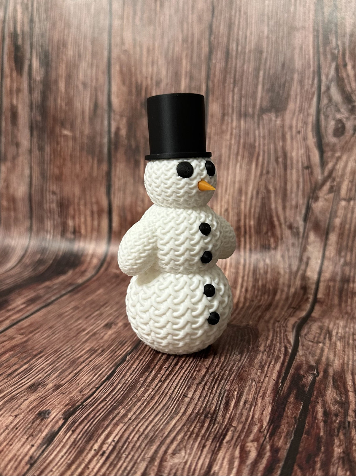 Süßer gestrickter Schneemann mit Hut