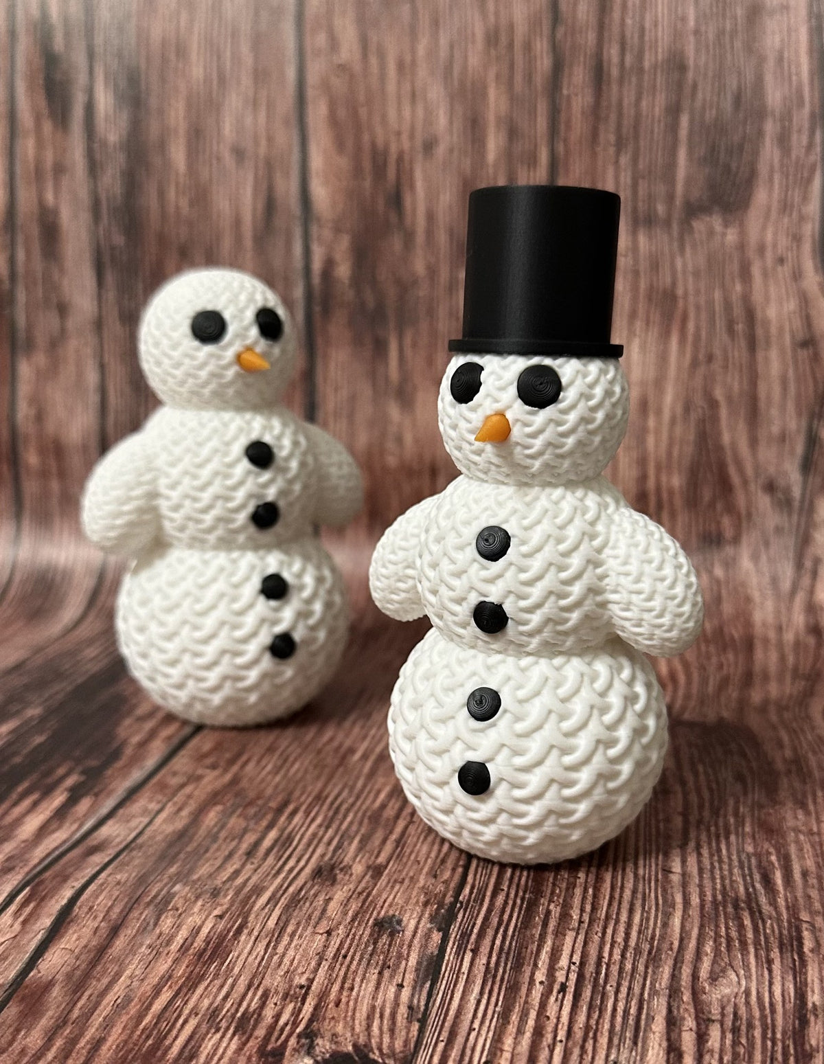 Süßer gestrickter Schneemann mit Hut