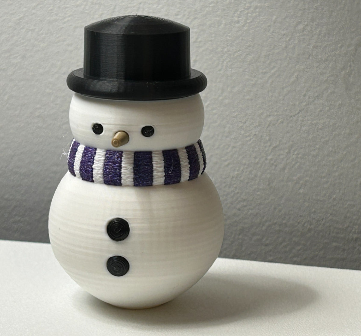 Schneemannfigur mit Schal und Zylinder