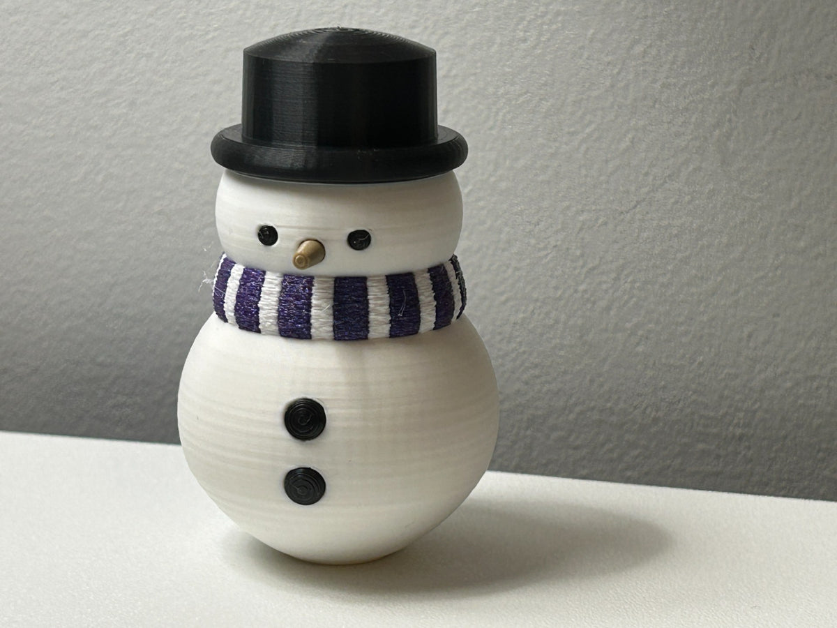 Schneemannfigur mit Schal und Zylinder