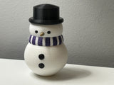 Schneemannfigur mit Schal und Zylinder