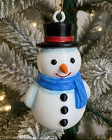 Klassischer Schneemann mit Zylinder und Schal
