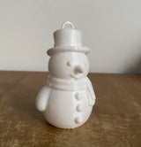 Klassischer Schneemann mit Zylinder und Schal