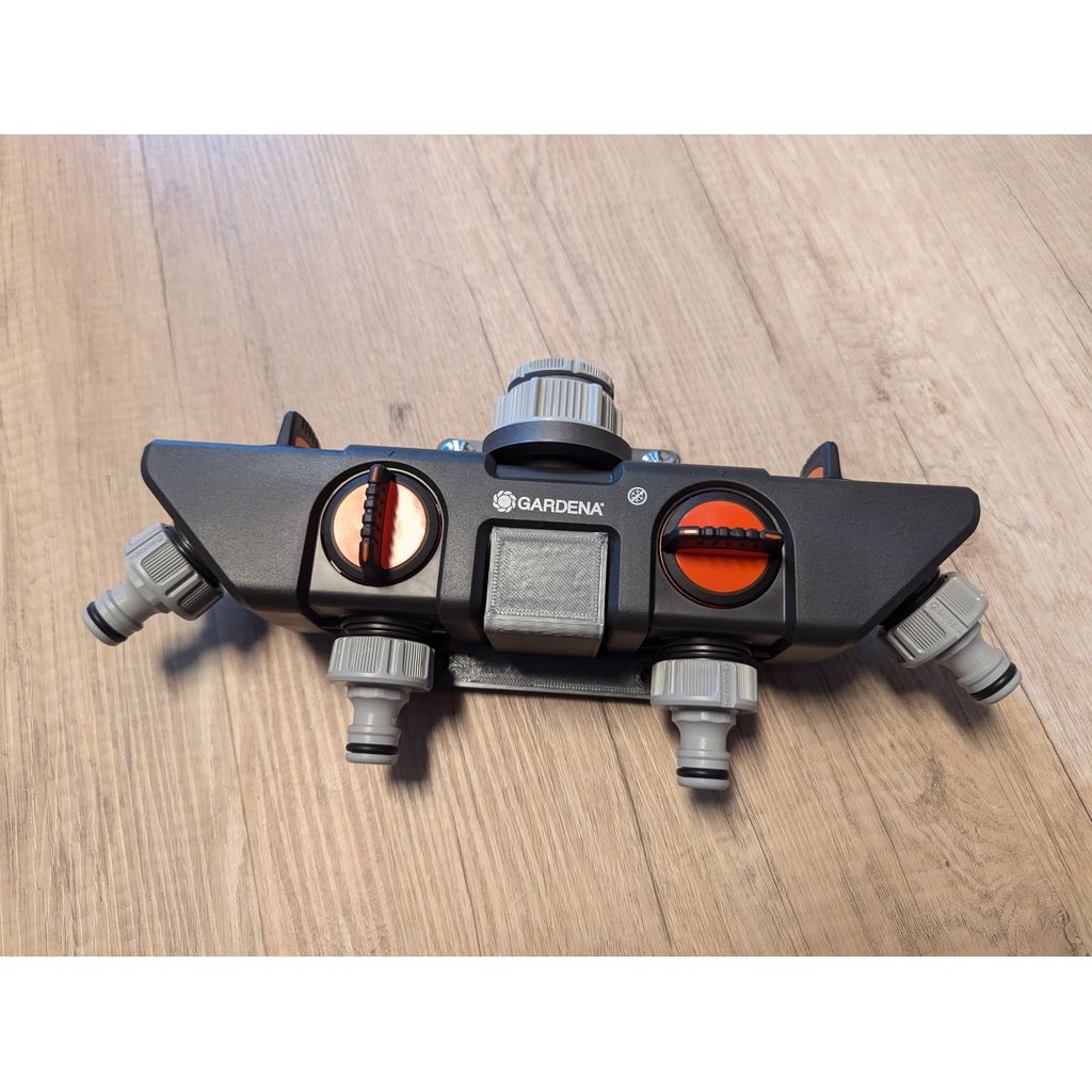 Gardena 4-Way Distributor Wall Mount